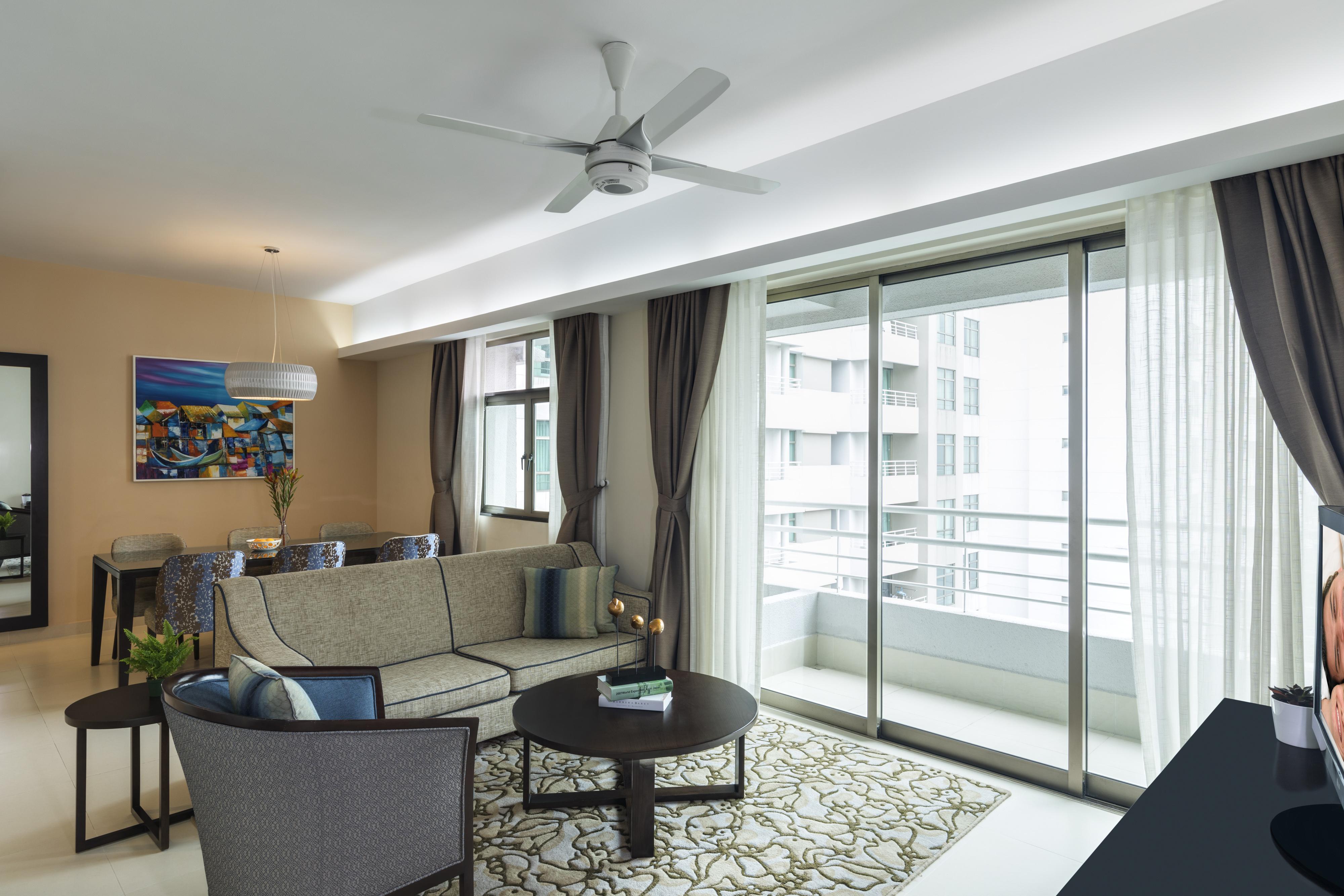 Somerset Ho Si Minh-város Kültér fotó A living room with a ceiling fan