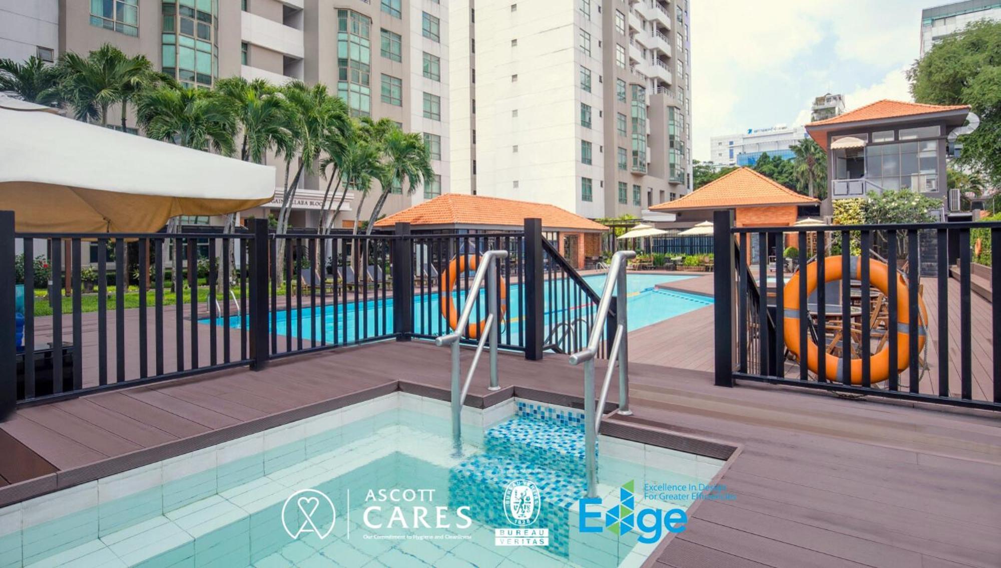 Somerset Ho Si Minh-város Kültér fotó A pool at a condominium in Singapore